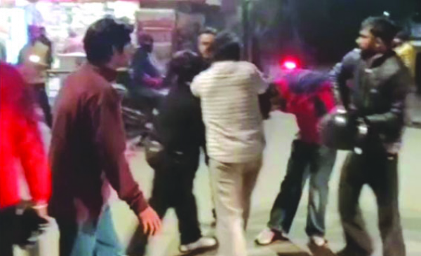 सड़क पर झगड़ते हुडदंगी