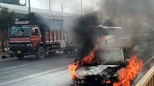 हाईवे पर जलती हुइ कार का दृश्य