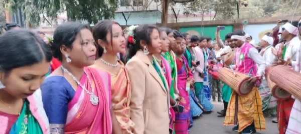 परांपरिक नृत्य प्रस्तुत करती महिलाएं परांपरिक नृत्य प्रस्तुत करती महिलाएं