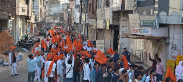 शोभायात्रा का स्वागत करते लोग