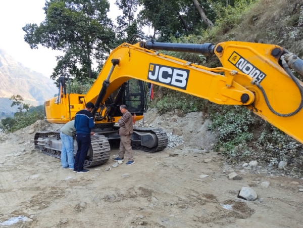 अवैध खनन करते पकड़ी गई पोकलैंड मशीन