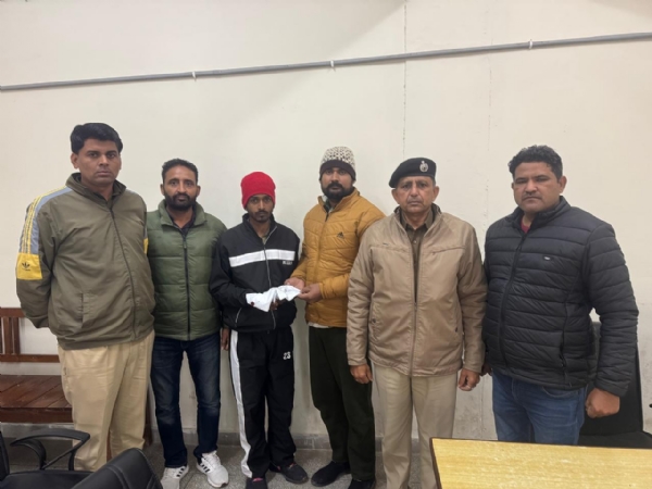 पुलिस गिरफ्त में नशा तस्कर।