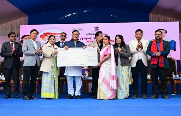 डिमोरिया की 24,767 महिलाओं को उद्यमिता निधि के चेक वितरण की शुरुआत करते हुए मुख्यमंत्री डॉ हिमंत बिस्व सरमा।