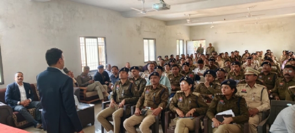 पुलिस कंट्रोल रूम में आयोजित कार्यशाला में उपस्थित पुलिस विभाग के अधिकारियों एवं कर्मचारियों को जानकारी देते हुए विशेषज्ञ।