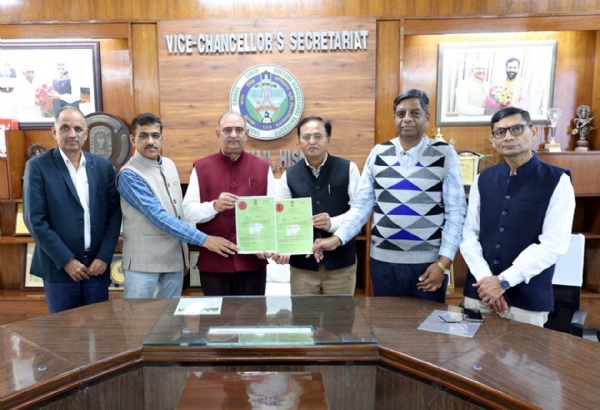 कुलपति प्रो. बलदेव राज कम्बोज वैज्ञानिक के साथ।