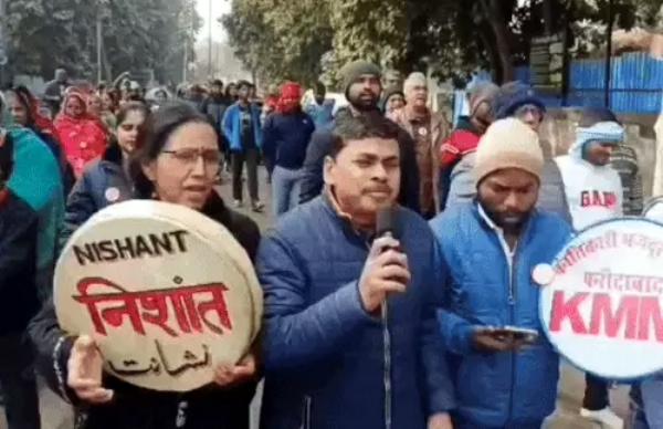 बीके चौक पर ‘सेव अरावली’ मुहिम के तहत उमंग रंग मंच संस्था सदस्य प्रदर्शन करते हुए।