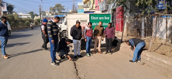 जिला, पुलिस प्रशासन और नगर पालिका की टीम ने शहर के मध्य नपति कर चिन्हित किये पार्किग स्थल