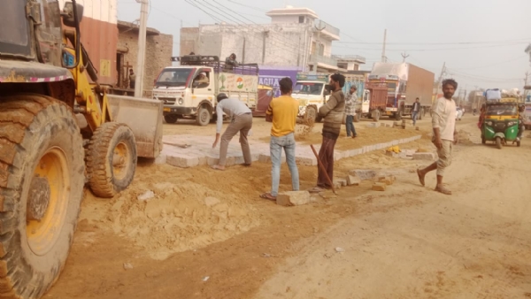 सड़क निर्माण के नाम पर केवल खानापूर्ति की जा रही है।