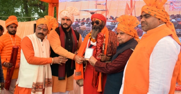 संतो को सम्मानित करते पदाधिकारी