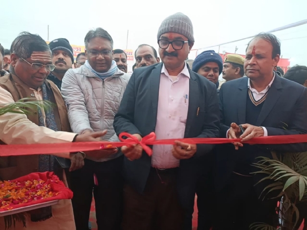 उद्घाटन करते जिलाधिकारी