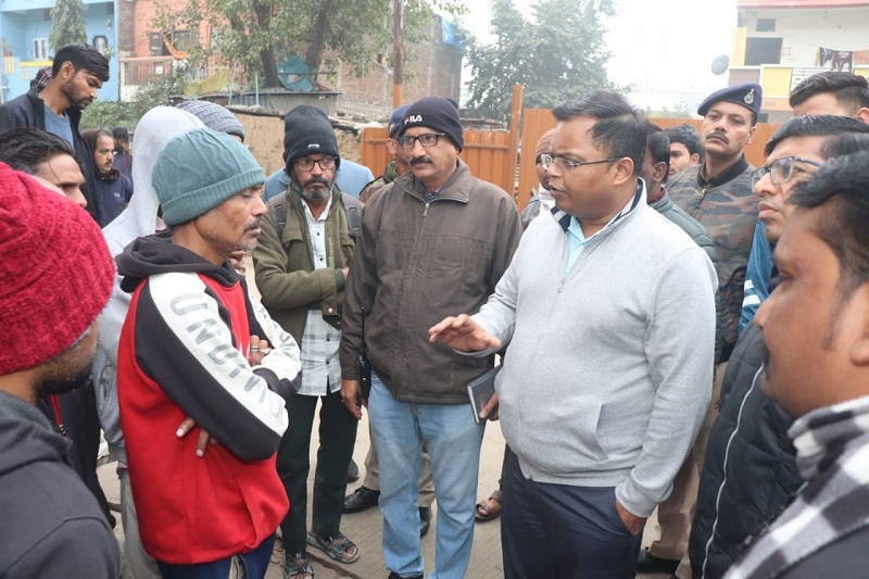 भागीरथपुरा क्षेत्र में कलेक्टर भागीरथपुरा क्षेत्र में कलेक्टर