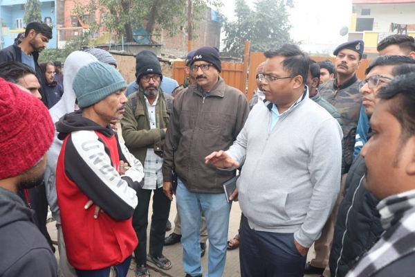 भागीरथपुरा क्षेत्र में कलेक्टर भागीरथपुरा क्षेत्र में कलेक्टर