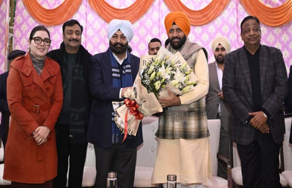 हरियाणा के मुख्यमंत्री पंजाब के उद्याेगपतियाें से मुलाकात करते हुए हरियाणा के मुख्यमंत्री पंजाब के उद्याेगपतियाें से मुलाकात करते हुए