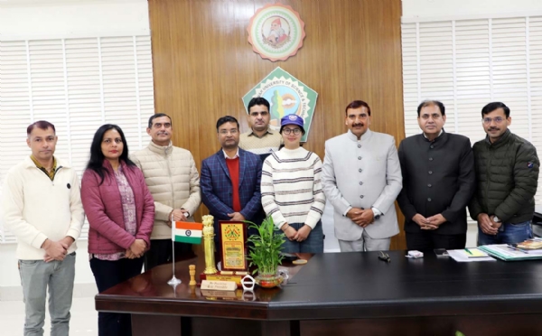 स्वयंसेविका मानसी को शुभकामनाएं देते कुलपति प्रो. नरसी राम बिश्नोई।