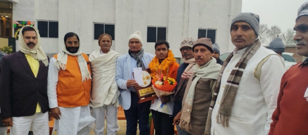 सम्मानित करते समाजसेवी सम्मानित करते समाजसेवी