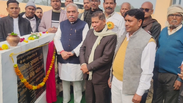 नवनिर्मित शवदाह गृह का लोकार्पण करते कैबिनेट मंत्री राकेश सचान