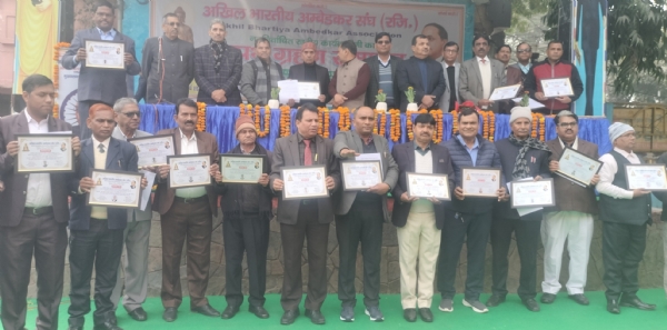 अखिल भारतीय अम्बेडकर संघ की नव निर्वाचित राष्ट्रीय कार्यकारिणी का शपथ ग्रहण समारोह में उपस्थित पदाधिकारी।