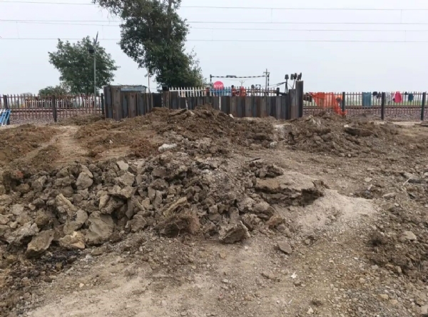 रेलवे गेट 25 पर अंडरब्रिज निर्माण ठप, किसानों में आक्रोश