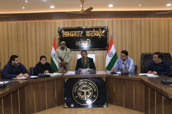 जिलाधिकारी अविनाश सिंह बैठक के दौरान जल निगम और स्वास्थ्य विभाग के अधिकारियों को निर्देश देते हुए, दूषित पानी की जांच और जागरूकता अभियान पर चर्चा करते हुए।