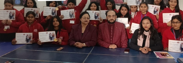 फैकल्टी के साथ प्रतिभागी छात्राएं