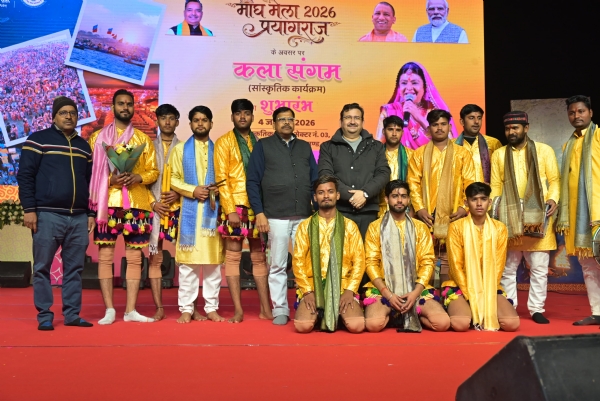 तीसरी प्रस्तुति विपिन यादव व टीम महोबा का छाया चित्र