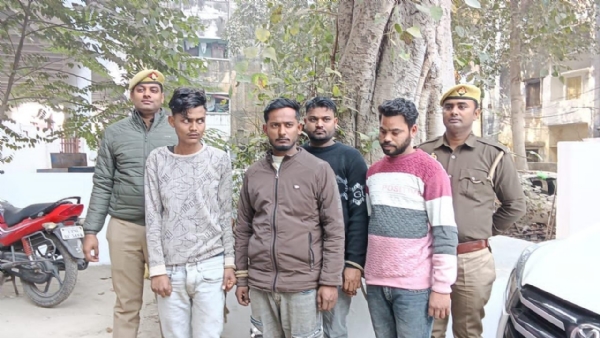 पुलिस की गिरफ्त में शातिर लुटेरे पुलिस की गिरफ्त में शातिर लुटेरे