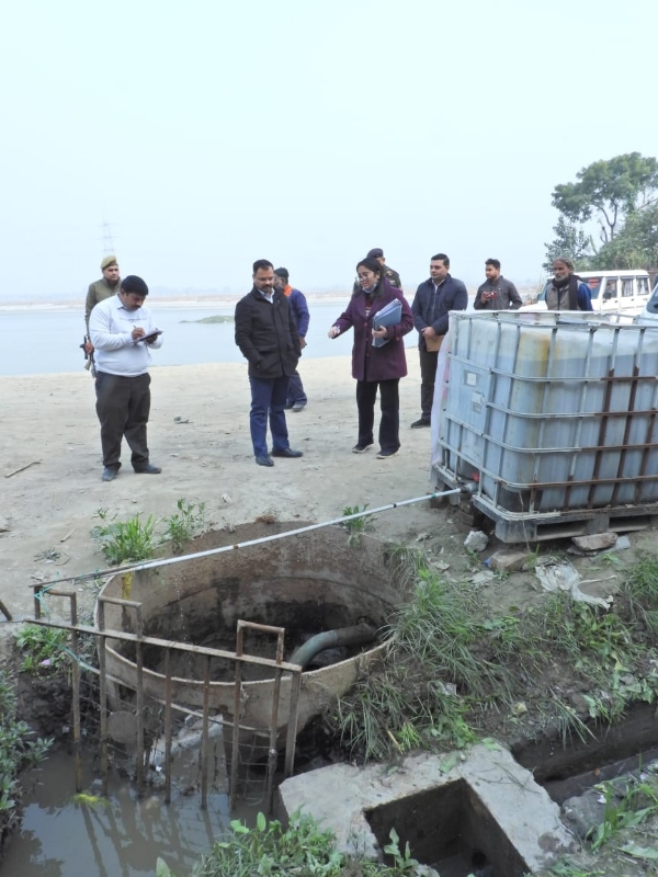 मौके का मुआयना करते नजर आयुक्त अर्पित उपाध्याय व अन्य