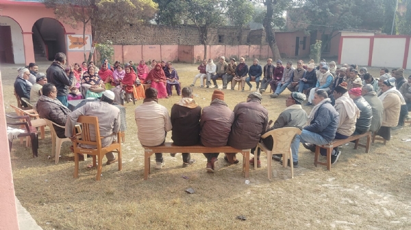 बैठक करते शिक्षक