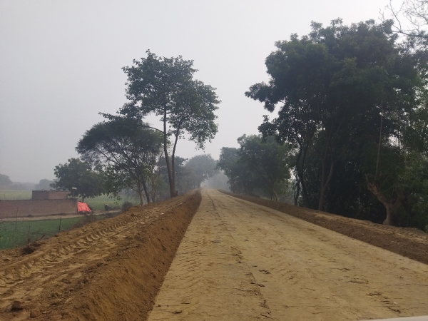 तटबंध पर चल रहा निर्माण