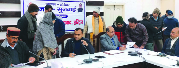 जनसुनवाई के दौरान शिकायतें सुनते डीएम मयूर दीक्षित