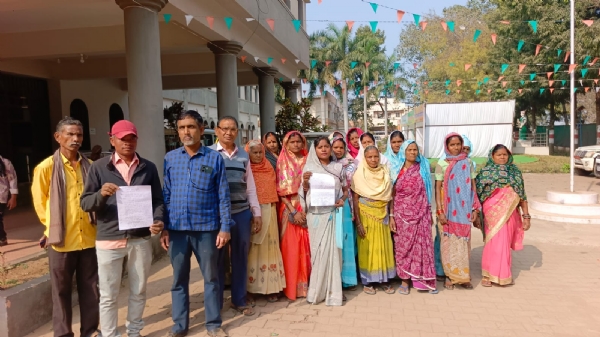 कलेक्ट्रेट में समस्या बताते हुए ग्राम बलियारा के ग्रामीण।