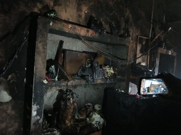 जलकर राख हुआ गृहस्थी का सामान।