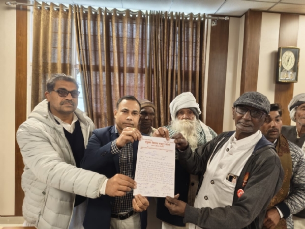 एसडीएम को ज्ञापन सौंपते हुए किसान एवं आमजन।