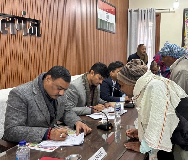 तहसील लालगंज में फरियादियों की समस्याएं सुनते जिलाधिकारी पवन कुमार गंगवार