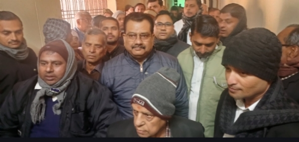 कन्नौज: बढ़ा तनाव, वकीलों ने घूम घूम कर की नारेबाजी, नही करेंगे काम