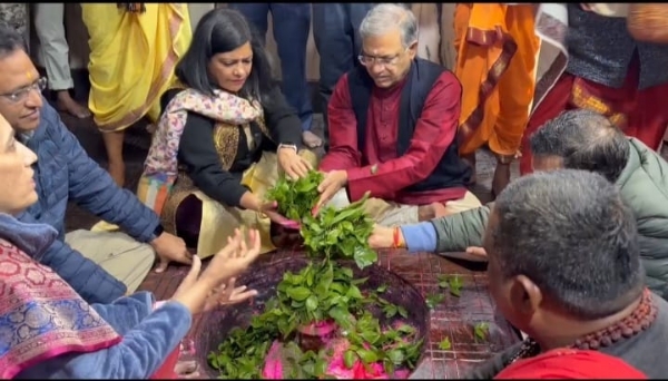 पूजा -अर्चना करते चुनाव आयुक्त