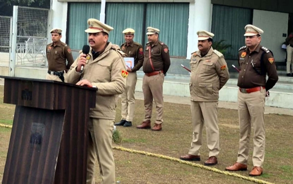 गुरुग्राम के चौधरी सुरेंद्र ङ्क्षसह क्रिकेट पैवेलियन में जनरल परेड के दौरान यातायात पुलिसकर्मियों को संबोधित करते पुलिस उपायुक्त डा. राजेश मोहन। गुरुग्राम के चौधरी सुरेंद्र ङ्क्षसह क्रिकेट पैवेलियन में जनरल परेड के दौरान यातायात पुलिसकर्मियों को संबोधित करते पुलिस उपायुक्त डा. राजेश मोहन।