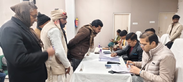 तहसील दिवस पर फरियादियों की समस्या सुनते हुए मुख्य विकाश अधिकारी