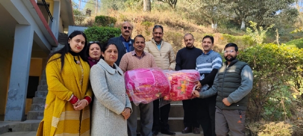 जयराम ठाकुर के जन्मदिन पर कंबल बांटते हुए।