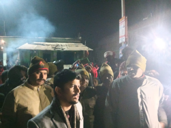 सड़क जाम किए ग्रामीणों को समझाते एसडीएम लालगंज महेंद्र सिंह।