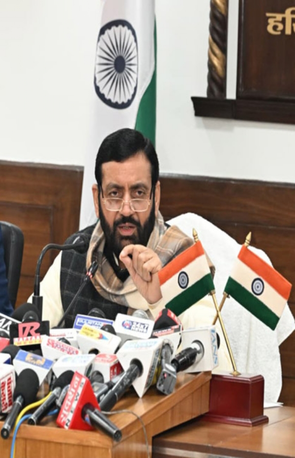 हरियाणा के मुख्यमंत्री नायब सैनी चंडीगढ़ में पत्रकाराें से बातचीत करते हुए