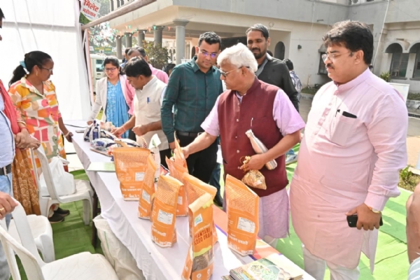 मिलेट्स महोत्सव के तहत लगाए गए स्टाल का अवलोकन करते हुए पद्मश्री डा खादर वल्ली।