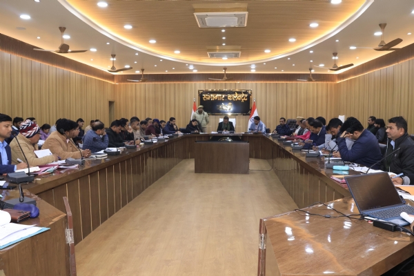 जिलाधिकारी अविनाश सिंह बैठक के दौरान जल निगम और स्वास्थ्य विभाग के अधिकारियों को निर्देश देते हुए, दूषित पानी की जांच और जागरूकता अभियान पर चर्चा करते हुए।