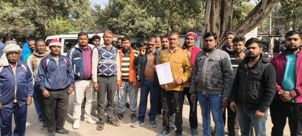 आक्रोश व्यक्त करते संगठन के पदाधिकारी