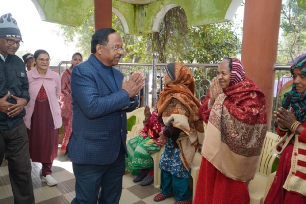 प्रभारी मंत्री ने बुजुर्गों से की मुलाकात प्रभारी मंत्री ने बुजुर्गों से की मुलाकात