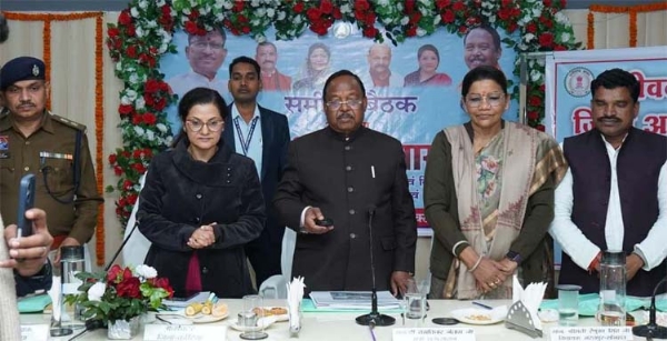 मंत्री रामविचार नेताम हितग्राहियों को शौचालय निर्माण हेतु प्रोत्साहन राशि की अंतरित