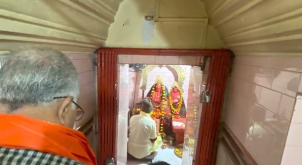 पूर्व सांसद दिलीप घोष वर्षारंभ के अवसर पर पश्चिम मेदिनीपुर के ऐतिहासिक कर्णगढ़ मंदिर में पूजा-अर्चना करते हुए।