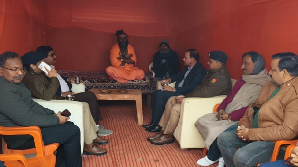 सत्य गिरी से वार्ता करते अधिकारी