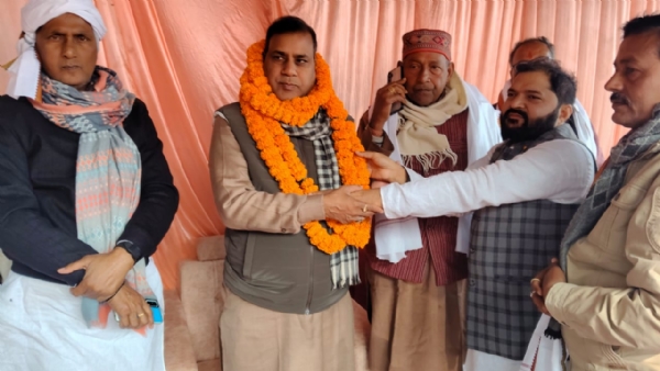 विधायक का नागरिक अभिनन्दन करते ग्रामीण