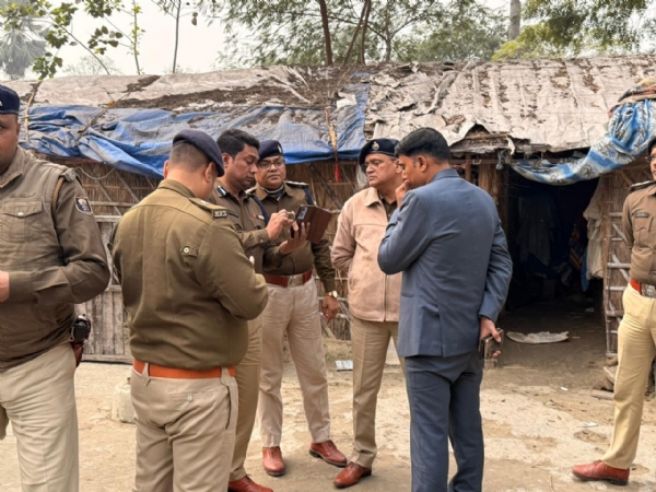 तिरहुत रेंज के डीआईजी घटनास्थल पर पुलिस अधिकारियों के साथ